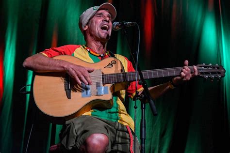 He sings mainly in spanish, french, english and portuguese although occasionally in a number of other languages as well. Manu Chao effectue une discrète tournée dans les Balkans ...