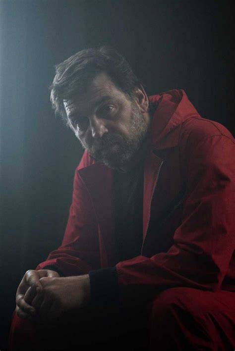 La casa de papel'in ikinci sezonunun netflix'te yayınlanması dolayısıyla yayınlanan video şöyle Netflix'te La Casa de Papel 4. sezon başlama tarihi belli oldu