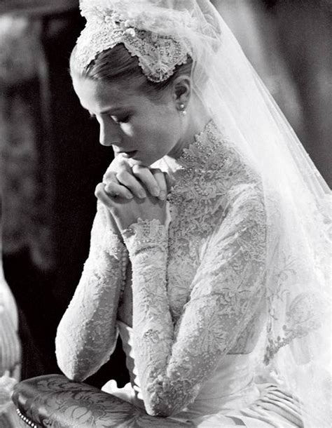 Grace kelly hochzeit kleider grace kelly brautkleider erstaunliche königliche hochzeit kleid spitze lange ärmel. Grace Kelly, in a gown by MGM costume designer Helen Rose ...