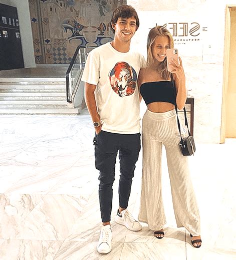 Her boyfriend is rich, so she does not have major financial challenges. João Félix e Margarida Corceiro em tarde de amor - Jogo da ...