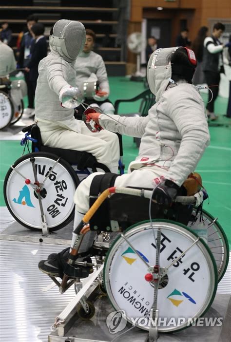 69회 일본 국제 학교 야구부에서 한국 펜싱 청소년 국가대표까지 섭렵한 만능. 전국장애인체육대회 펜싱 단체 16강전 | 연합뉴스