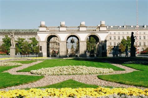 W ramach polskiego ładu prezes jarosław kaczyński zapowiedział odbudowę pałacu saskiego. Fryderyk Chopin - Centrum Informacji - Warszawa: Pałac ...