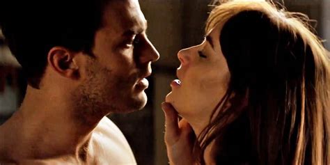 Anastasia steele accepte de remplacer sa colocataire malade, katherine, pour interviewer l'homme d'affaires et milliardaire christian grey. Journée mondiale du baiser : 10 baisers torrides à regarder en boucle - La DH