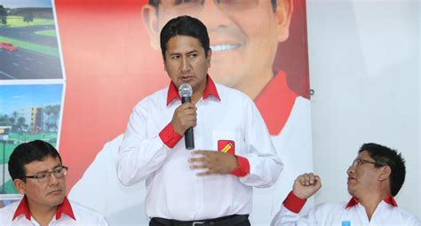 Perú continua aguardando el final del escrutinio del balotaje del domingo, que con casi el 97% de las actas computadas encabezaba el docente y sindicalista pedro castillo con 50,25% de los votos válidos y con la exlegisladora keiko fujimori pisándole los talones con un 49,75%, un resultado. Pedro Castillo | Vladimir Cerrón | Perú Libre | Elecciones ...