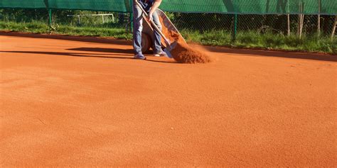 Die neue saison steht vor der türe, natürlich noch mit ein paar fragezeichen. Frühjahrsüberholung Tennisplatz - Aufwerfen Ziegelmehl ...