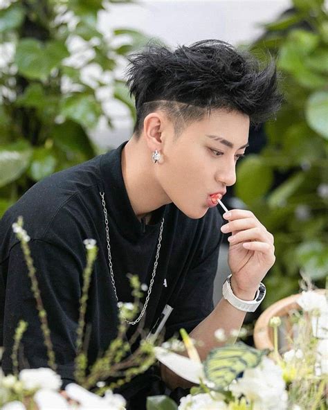 Beberapa foto tao di studio rekaman membuat fans penasaran apa yang tengah ia persiapkan saat ini. EXO-L UNIVERSE on Twitter in 2020 | Tao exo, Huang zi tao, Zi tao