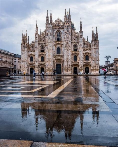 La città più bella del mondo in tutte le sue forme usa #milanocityitalia. Il Duomo si riflette nell'acqua: la magia di Milano dopo ...