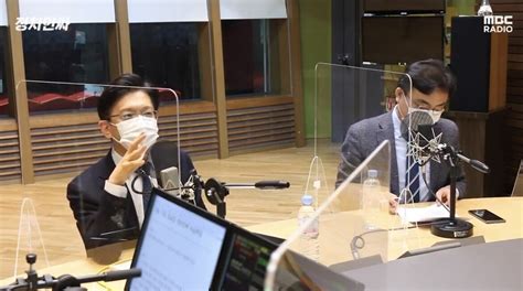 더불어민주당 우상호 의원이 방역 수칙을 어기고 식당에서 6명이 함께 술을 마시는 모습이 공개돼서 서울 중구청이 조사에 나섰습니다. 우상호 박원순 계승 발언 ...현근택 변호사 의견 - 정치/시사 ...