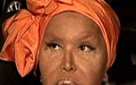 Bodrum'un torba mahallesinde bulunan bir balık restoranında makyajsız görüntülenen 'diva' lakaplı sanatçı bülent ersoy'un, bir saat kaldığı mekanda. Ersoy'un makyajsız hali şok etti - Internet Haber
