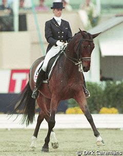 Met haar paard bonfire won anky van grunsven een gouden medaille bij de dressuur. Anky Van Grunsven Talks About Bonfire