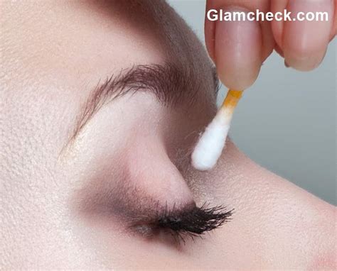 Never in your life should you erase all your hard work in case you have a tiny smudge. Q-tip Eye Makeup Hacks
