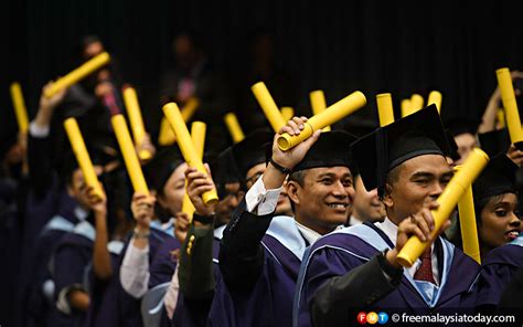 Persaingan ketat untuk mendapatkan pekerjaan dengan gaji besar. Ambil pekerjaan gaji rendah buat masa ini, graduan ...