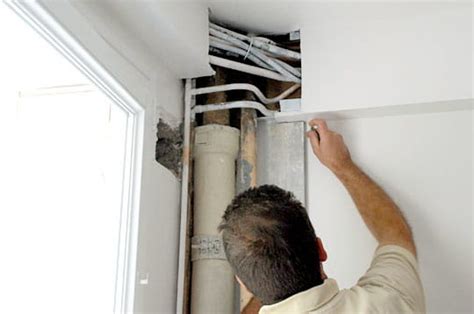 Vous souffrez des affreux tuyaux qui défigurent les murs de votre cuisine, de votre salle de bains ou de votre chambre à coucher ? Comment cacher des câbles et tuyaux apparents