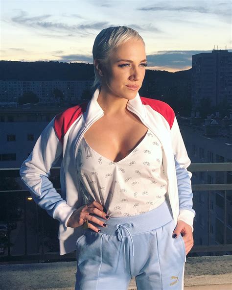 Tóth gabriella tóth verának, az első megasztár nyertesének húga. Tóth Gabi hangsávjait lophatta el egy együttes