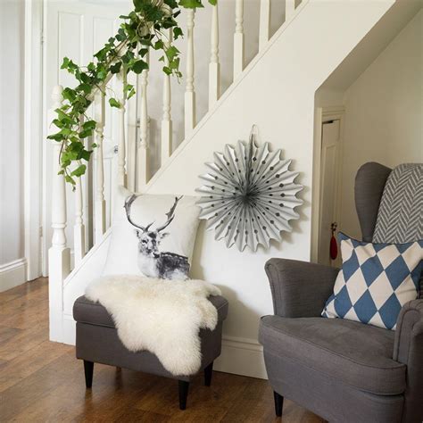 This oceanfront patio / balcony area uses reclaimed wood planks for its floors, then continuing this horizontal element to its walls with horizontal clapboards painted in a light cream color and the eaves with shiplap boards painted in the same color. Modern cream hallway with Christmas garland | Living room ...