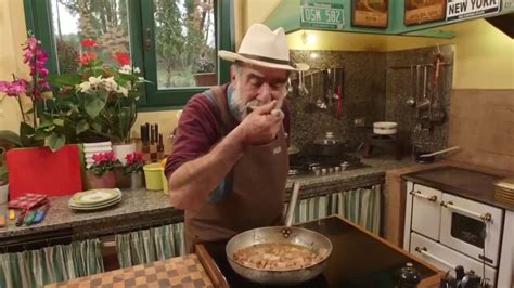 Fagioli cannellini e cotenna di maiale. I fagioli con le cotiche: la ricetta di Giorgione - YouTube