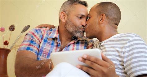 Ils s'aiment, collection de 350 photos de couples d'hommes datées des années 1850 à 1950, est un. L'heureux Couple Gay homosexuels hommes qui s'embrassent à ...