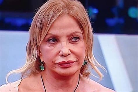 Figlia del doppiatore e direttore del doppiaggio renato izzo, comincia la sua carriera nel mondo dello spettacolo sin dalla. Simona Izzo dice che Amanda Lear era un uomo al Grande ...