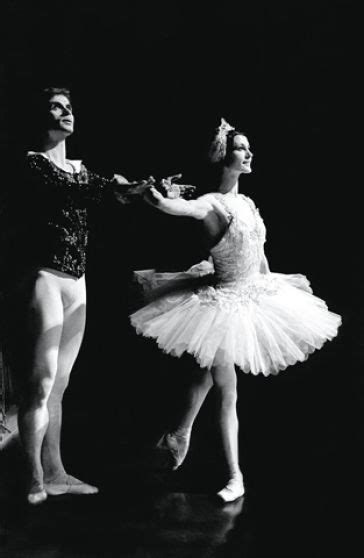 Providing a unique glimpse into nureyev s personality, preparation and techniques, i am a dancer includes excerpts from his performances in the classical ballets la sylphide with carla fracci, and sleeping beauty with lynn seymour; Carla Fracci and Rudolf Nuryev | Rudolf nureyev, Nureyev ...