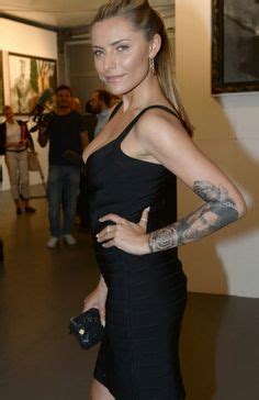 Bei der berlinale place to b party zeigte schauspielerin sophia thomalla trotz kälte viel nackte haut und ihre bunten tattoos. Posts on Pinterest