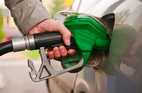 .dengan kenaikan harga minyak petrol dan diesel yang mana kenaikan harga minyak mempunyai kesan domino ekonomi kepada kenaikan harga barang dan kos 6. Minyak Petrol Naik Harga Bermula 2 October 2014 | Pendekar ...