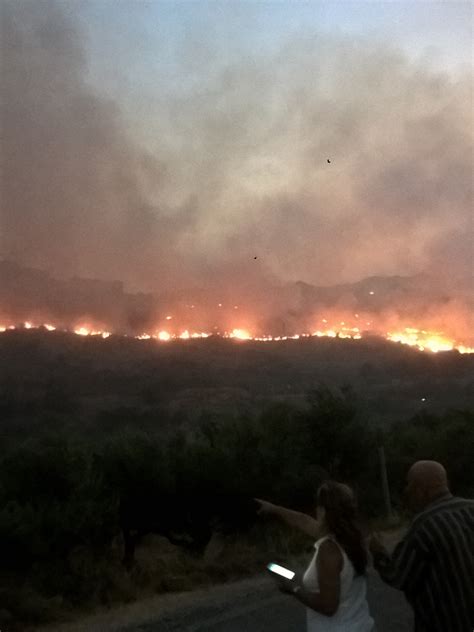 Σε εξέλιξη είναι μεγάλη φωτιά που ξέσπασε σε δασική έκταση στην καστανιά του δήμου ανατολικής μάνης λακωνίας. Αναζωπυρώθηκε η φωτιά στην Ανατολική Μάνη -Πληροφορίες για ...