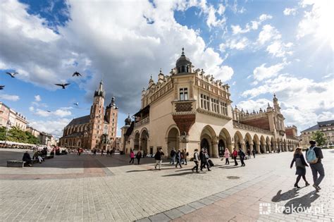 Over 25% of the population here are students, which has led to krakow becoming a hub for cheap food, cheap booze, and abundant bars and clubs. Kraków zyska nowych przewodników - Magiczny Kraków