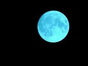 On appelle lune bleue la deuxième pleine lune d'un mois calendaire comportant deux pleines lunes (définition mensuelle) ou la troisième pleine . LUNE BLEUE : PLEINE LUNE PARTICULIÈRE - calendrier-lunaire ...