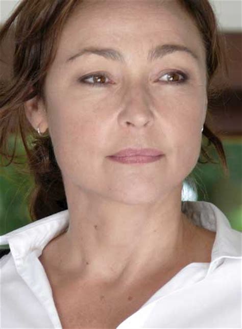 On kez césar ödülü adayı, marguerite (2015) için en i̇yi kadın oyuncu ve en i̇yi yardımcı kadın oyuncu ödüllerini kazandı aile benzerlikleri (1996). Catherine Frot foto La marca del ángel / 5 de 10