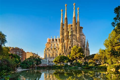 Barcelona is a city on the coast of northeastern spain. Top 5 Europese steden met de mooiste architectuur