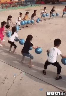 Find funny gifs, cute gifs, reaction gifs and more. Kollektives Ballspiel in China.. | Lustige Bilder, Sprüche ...