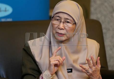 Dato' seri wan azizah sdr wong chen. DPM'S aide comes under fire over letter for hostel food ...