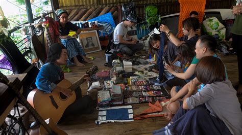 Kamu bisa membelinya di pasar hang da, kham thien street, atau bach mai street untuk produk ao dai yang siap pakai. Pasar di Vietnam Ini Jual Barang-barang Peninggalan Mantan ...