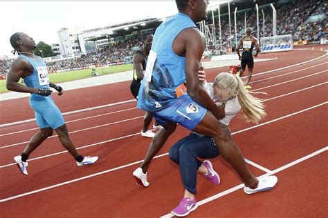 Tel:00 44 20 7033 3830/imagecollect Usain Bolt: Schnellster Mann der Welt rennt Blumenmädchen ...