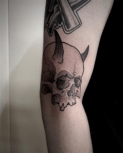 Tattoo artist in realistic style. Tattoo Artist Ruslan - Stile Blackwork, Linework und Dotwork Tattoo Motive