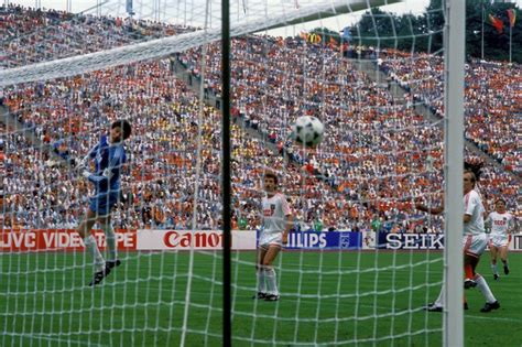 2 niederlande bei der em 2020. : Marco van Basten, EM-Finale Niederlande vs. UdSSR, 1988 ...