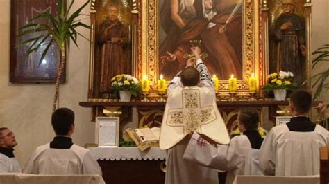 Msza święta w rycie rzymskim celebrowana jest w każdą niedzielę i święta w kościele rektoralnym pw. Msza Trydencka | Pietras Dawid