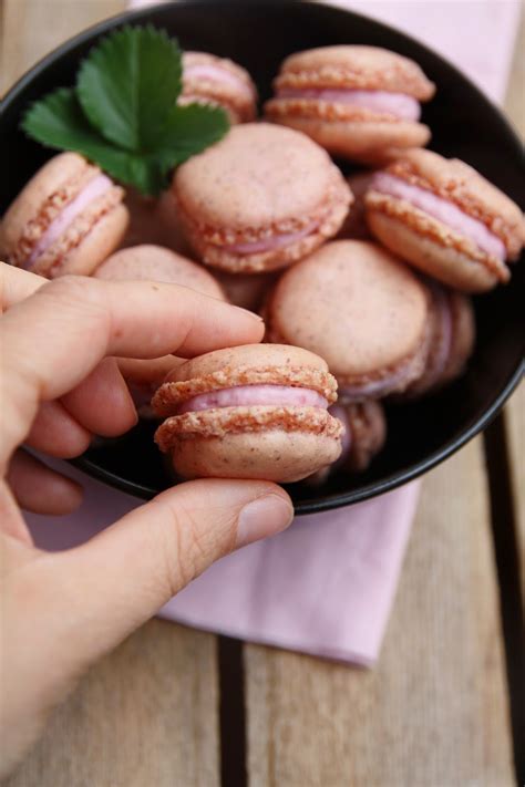 2 cucchiai colmi di zucchero semolato. Macaron con ganache montata ai lamponi