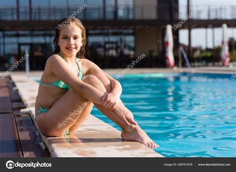 Flexible, gaping fisting, vintage anal, flexibility. Young girl posing near swimming pool — Stock Photo ...