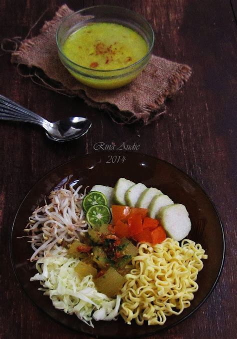 Berkuah kuning bening soto kikil ini juga memakai isian dan pelengkap soto umumnya. Mi Kikil Kuah Soto - D a p u r M a n i s