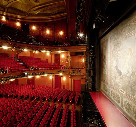 The raimund theater is a theatre in the mariahilf district of vienna, austria. File:Raimund Theater innen.jpg - Wikimedia Commons