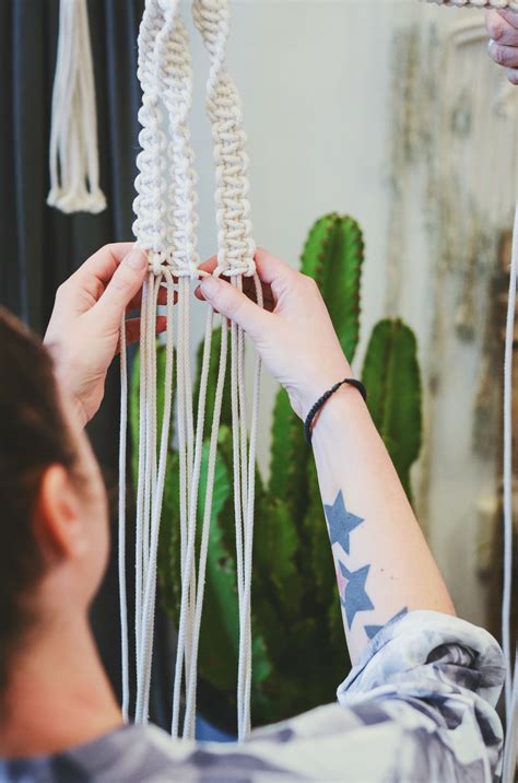 Whether you prefer stiff material, or soft like linen making bracelets with hemp is both simple to do and requires only basic supplies — hemp (and beads, buttons, or pendants if you desire to be a bit. Do It Yourself: macramé plantenhanger maken (Moderne ...