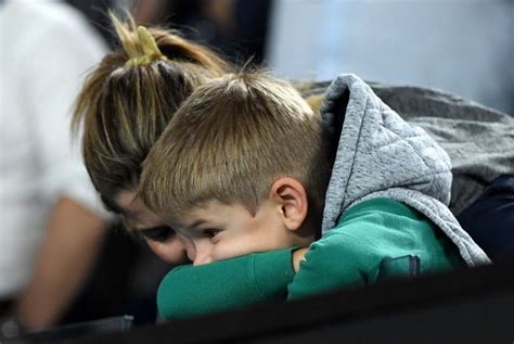 Demnach sei ein weiterer kleiner eingriff in seinem operierten knie nötig gewesen. PIX: Federer's children steal the show at Aus Open - Rediff Sports