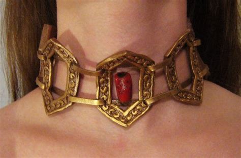 She decided to give up the enchantment as it was the necklace provided the enchantment for the illusion of youth and beauty. Melisandre's Choker Necklace inspired by A Game of by detente, $40.00 | Chokers, Fashion jewelry ...