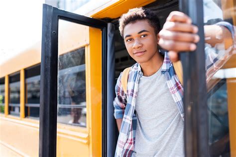 Man kann sie auch früher bekommen. Mama dankt Teenager, nachdem ihre Tochter im Schulbus ihre ...