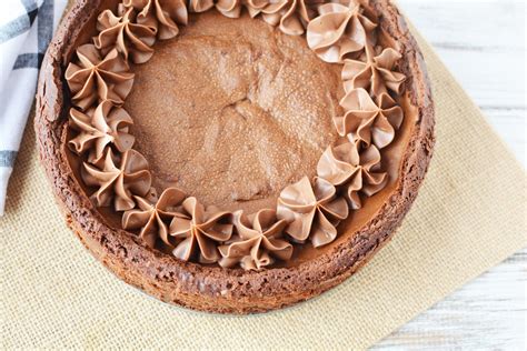 This cheesecake chocolate mousse is incredibly easy to make, and is extremely rich. Chocolate Mousse Cheesecake Recipe - BubbaPie