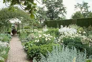 Das aufeinandertreffen der beiden so unterschiedlichen menschen, das im täglichen leben oft hoch problematisch war, hat dem garten seinen besonderen. The White Garden at Sissinghurst, Kent, home of the late ...