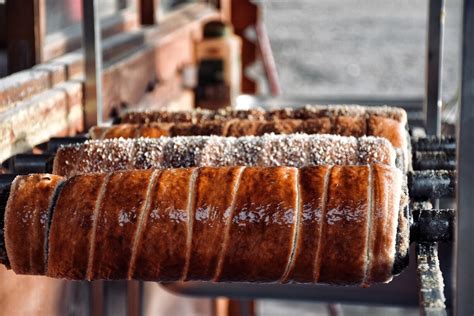 The august daring bakers' challenge took us for a spin! Kürtőskalács - The Hungarian Chimney cake - Budapest New Year