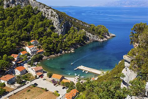 Biele kamienkové pláže pozdĺž členitého pobrežia lemujú krištáľovo čisté more. Ostrov Hvar | Dovolenka-chorvatsko.eu