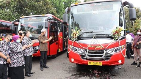 Armada bus yang berwarna biru cerah ini menggunakan mesin hino secara interior, bus ini persis dengan interior bus trans jakarta dengan posisi duduk penumpang bisa, tunggu saja di depan pintu masuk unila, di sekitar toserba gedong meneng atau di sekitar dealer. Persyaratan Masuk Supir Bus Trans Semarang / Trans ...